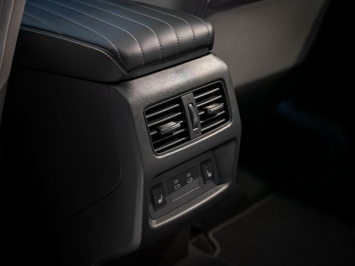 シートヒーター付き後席左右席や後席用エアベント、USB-C充電ポートを選択できる新型日産ローグ ハイブリッド プラチナム。後席の快適性と利便性を向上させている。