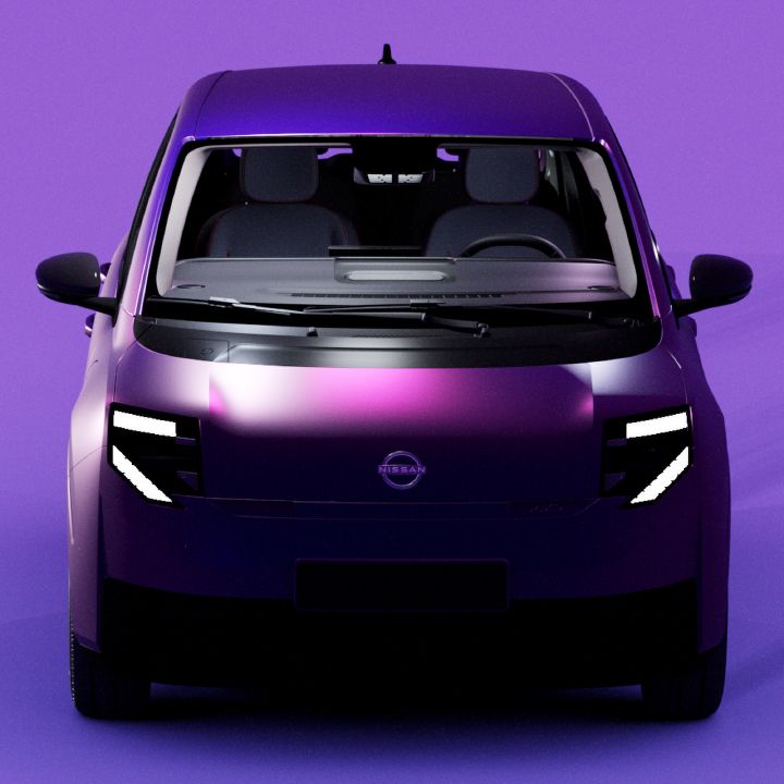 Fotografi av en futuristisk lilla Nissan elbil sett rett foran mot en fiolett studiobakgrunn. Kantete hvite LED-frontlykter, svart grill, sentrert Nissan-emblem, bred frontrute, sidespeil og blankt skiltpanel definerer et slankt frontdesign.