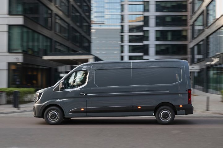 Dynamiczne ujęcie Nissan Interstar LCV w mieście