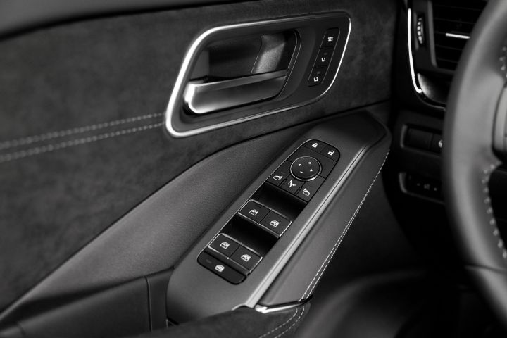 Gros plan contreporte avec commandes principales vitres et Alcantara