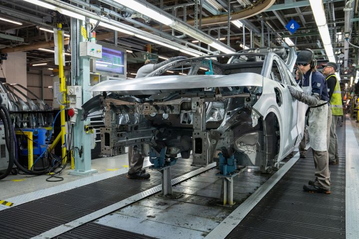 Nissan LEAF auf der Metallstraße in der Karosseriewerkstatt im Nissan Werk Sunderland