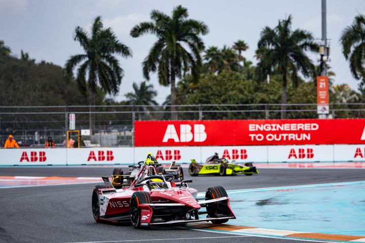 Oliver Rowland streift in Miami mit seinem Nissan Formula E Rennwagen einen linken Bordstein.