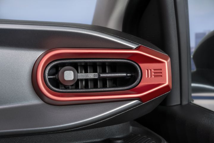 Blad met automotive conceptschetsen van futuristische auto-ontwerpen, gezien van voren, opzij, van achteren en in driekwartaanzicht. Paarse en zwarte voertuigen hebben witte draadmodelcontouren, schaakbordaccenten, aerodynamisch koetswerk, extra grote wielen en opvallende gestileerde belettering op een zwarte achtergrond.