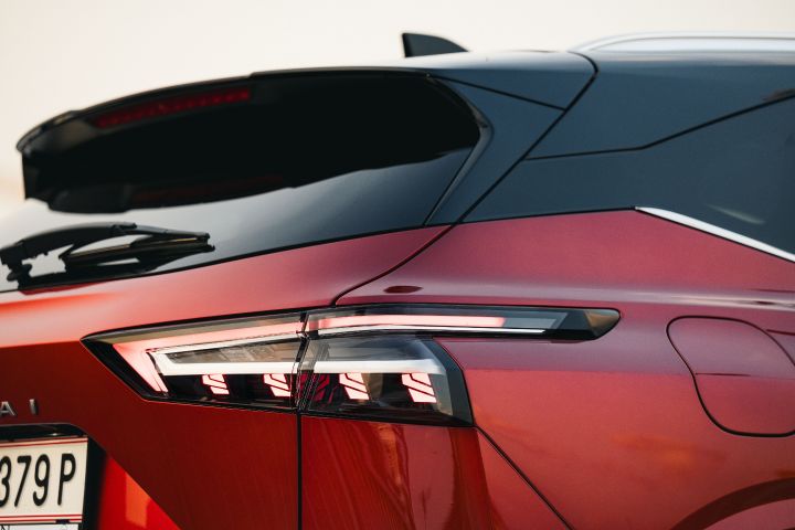 Detailansicht der Heckleuchte des des Nissan Qashqai in Fuji Sunset Red