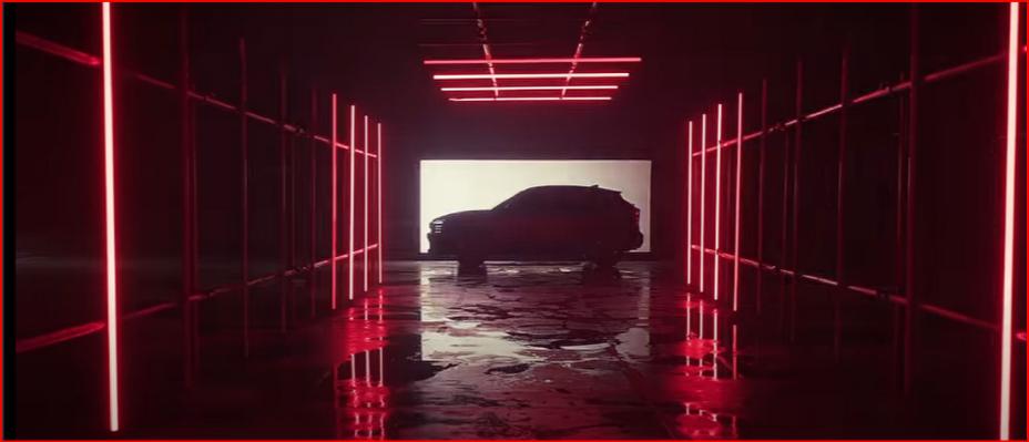 ilhueta do novo Nissan Kicks em túnel escuro com iluminação de luzes de LED vermelhas e fundo branco