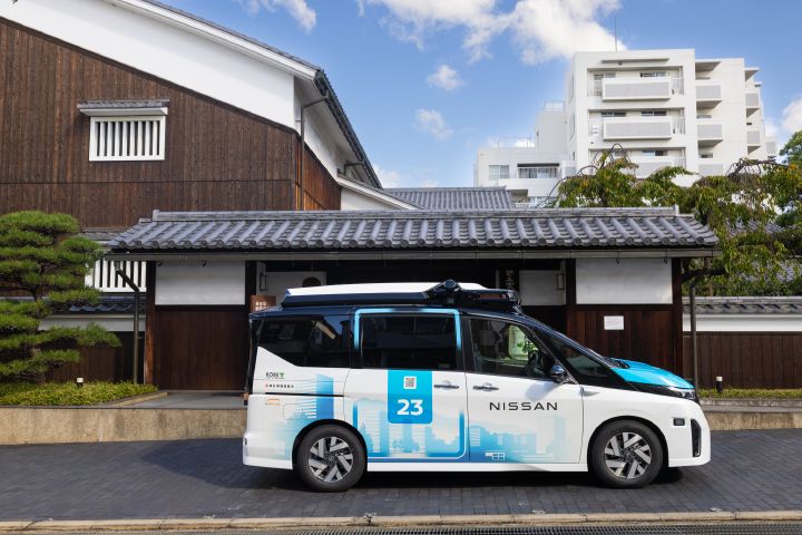 神戸・灘五郷エリアをテスト走行する、日産セレナを白と青でラッピングした自動運転テストカー