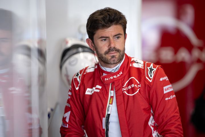 Norman Nato in seinem geöffneten Rennanzug in der Box des Nissan Formula E Teams