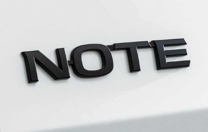 日産ノート Black Editionのリアゲートに装着されたブラック仕上げの車名エンブレム「NOTE」