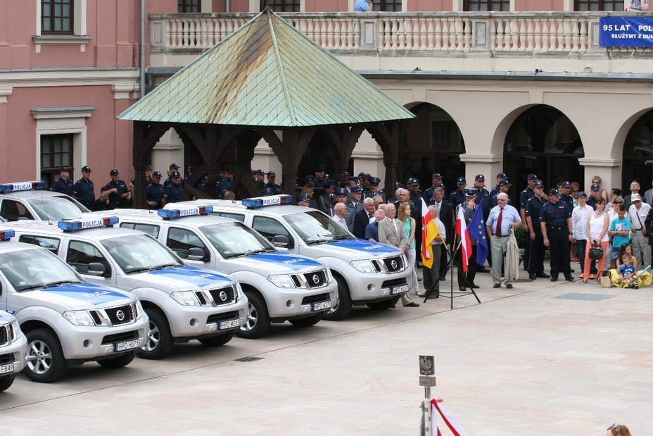 Stróże prawa zasiedli za kierownicami 42 Nissanów Pathfinder