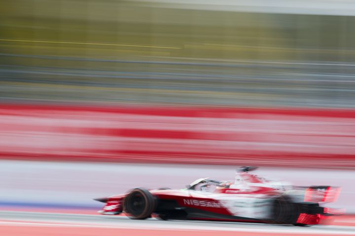 Seiten-/Heckaufnahme des Nissan e‑4ORCE 05 mit der Startnummer 23 bei hoher Geschwindigkeit während des Miami E-Prix-Wochenendes.