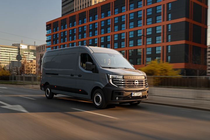 Dynamiczne ujęcie Nissan Interstar LCV w mieście