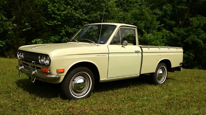 Front left view an old Datsun truck.