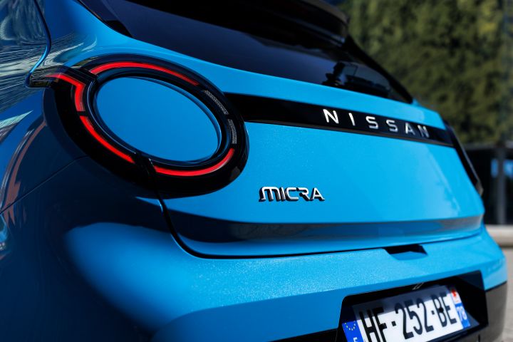 Detailansicht des Hecks eines blauen Nissan Micra mit Rückleuchten sowie Micra und Nissan Logo
