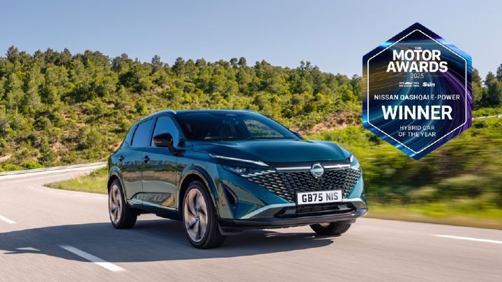 Novo Nissan Qashqai e‑Power a andar em estrada, visto de ¾, com selo The Motors Awards 2025 a dizer Winner