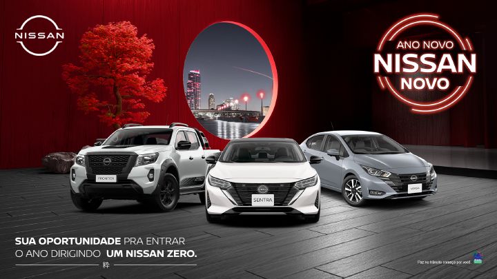 Cartaz promocional da campanha de varejo de final de ano da Nissan com modelos Versa, Sentra e Frontier com fundo escuro