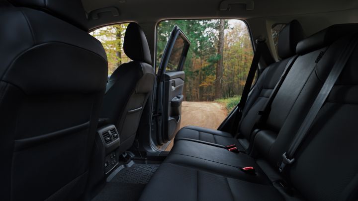 Innenraum des Nissan X‑Trail N-Trek, Blick auf die hinteren Sitzplätze