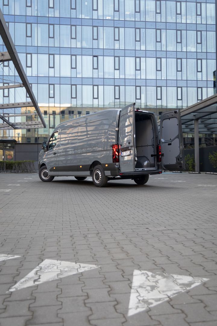 Statyczne ujęcie Nissan Interstar LCV z otwartą paką