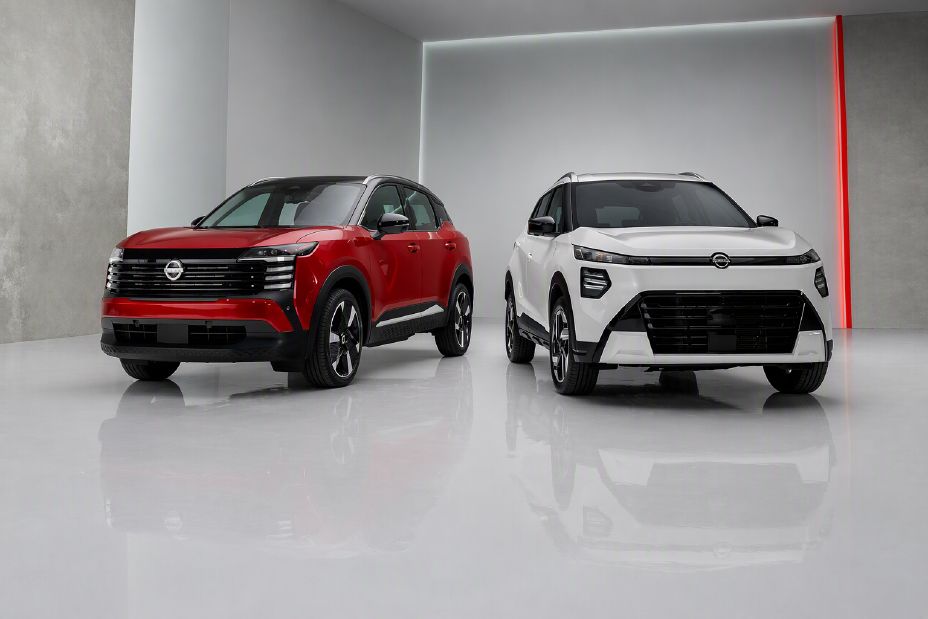 Nissan Kicks vermelho e Nissan Kait branco lado a lado em uma imagem composta com fundo cinza claro neutro