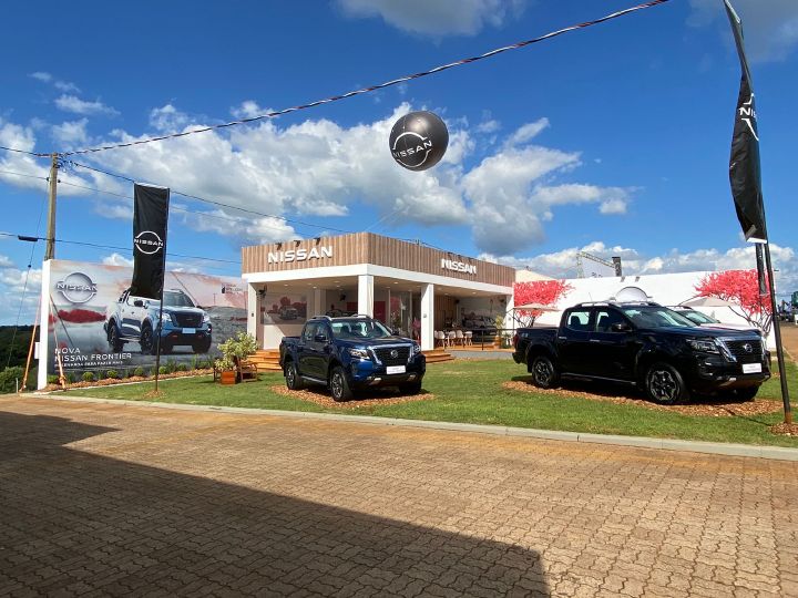 Unidades da Nissan Frontier expostas na entrada do estande da Nissan na Expodireto Cotrijal, feira agropecuária no Rio Grande do Sul junto com um Kicks