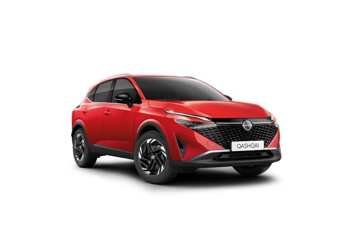 3/4 Frontansicht eines roten Nissan Qashqai, freigestellt vor einem weißen Hintergrund