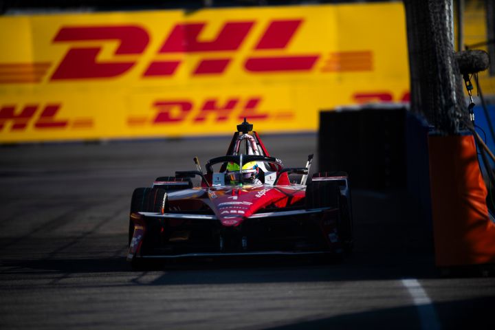 Oliver Rowland beschleunigt auf der Rennstrecke beim E-Prix in São Paulo.