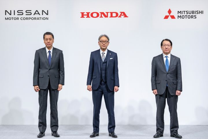 CEO da Nissan, da Honda e da Mitsubishi posam para foto durante coletiva de imprensa