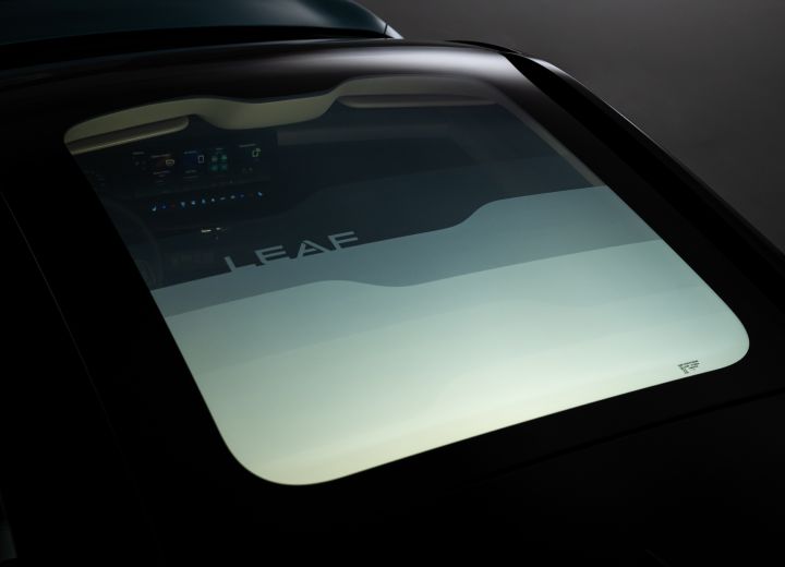 Vue de l'extérieur de l'habitacle de la Nissan LEAF à travers le toit vitré à intensité variable
