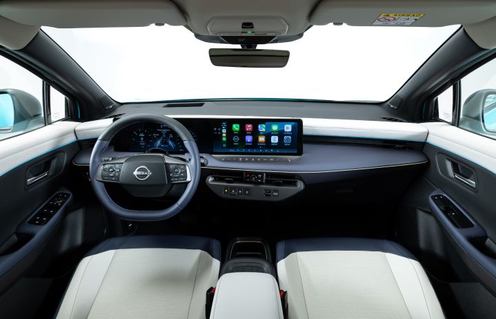 Intérieur de la Nissan LEAF avec vue sur le cockpit et les sièges avant.