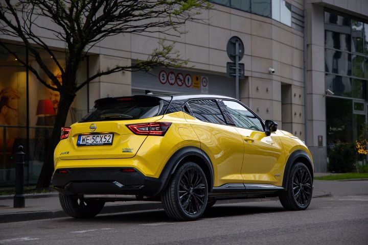 Żółty Nissan Juke stojący tyłem z budynkami w tle