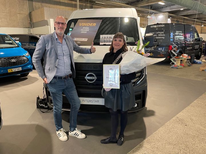 Nissan Interstar Årets Varebil i Danmark 2025 sammen med flådechef Bent Lund og PR chef Ann Strøby fra Nissan Danmark