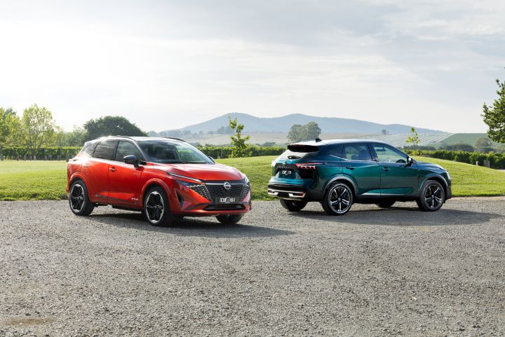 Group shot of the 2025 Nissan Qashqai N-Design e‑POWER (red car) and 2025 Nissan Qashqai Ti (green car) with red car in front