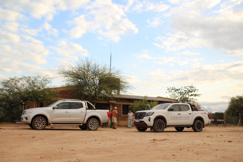 Dos Nissan Frontier en la puerta de la escuela.