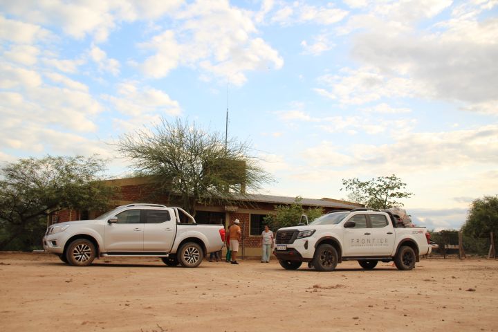 Dos Nissan Frontier en la puerta de la escuela.