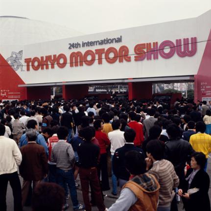 large crowd of people waiting to enter the 24th international tokyo motor show building
