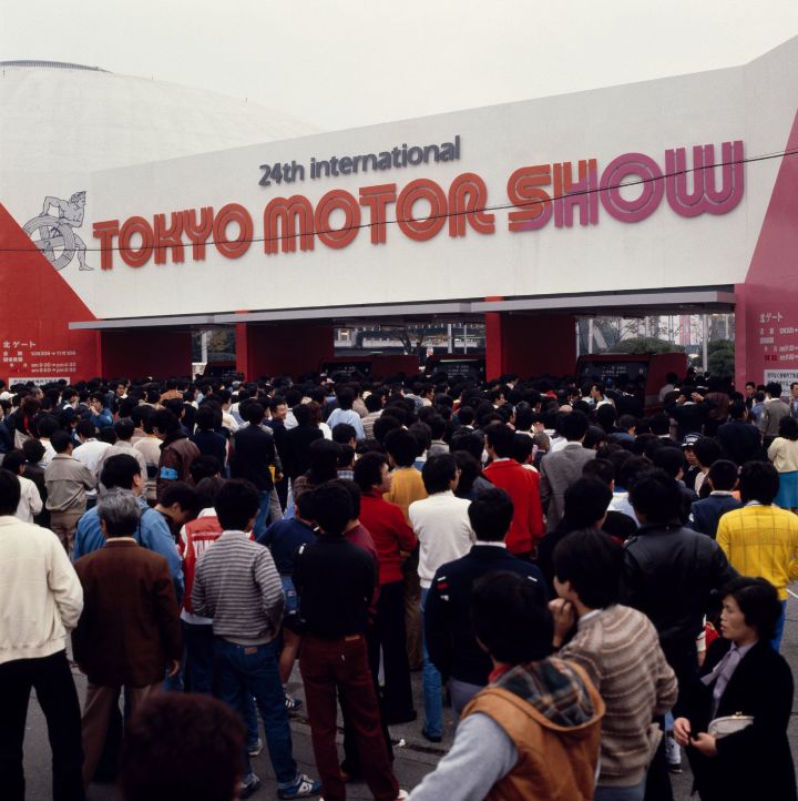large crowd of people waiting to enter the 24th international tokyo motor show building