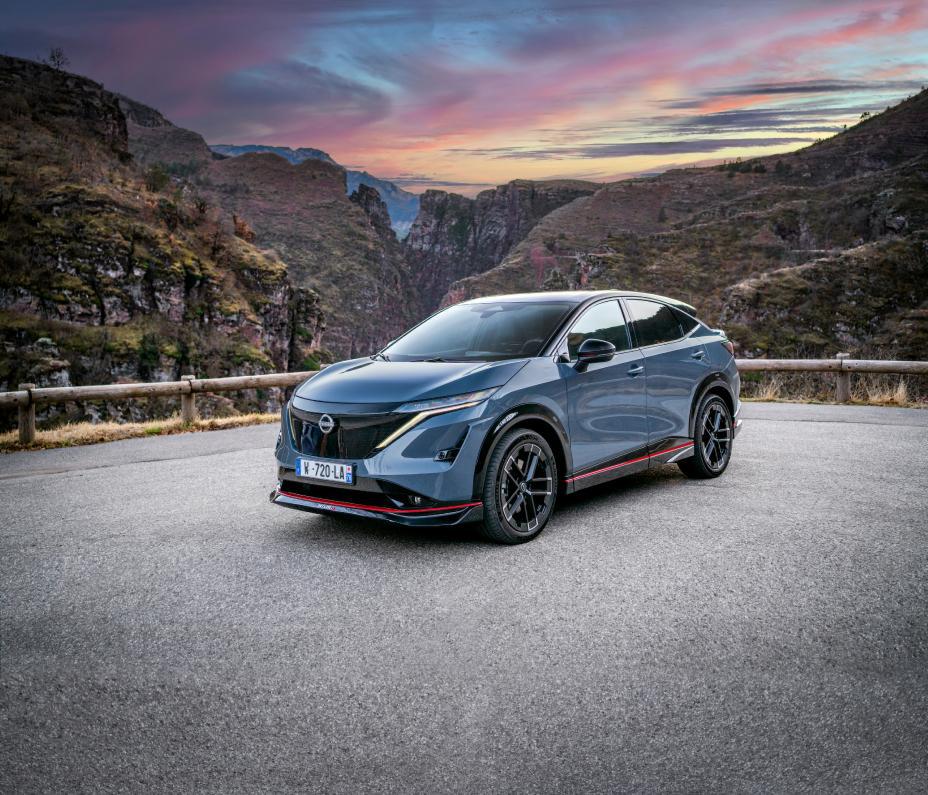 Viatura Nissan ARIYA NISMO visto de lado, com paisagem rochosa atrás