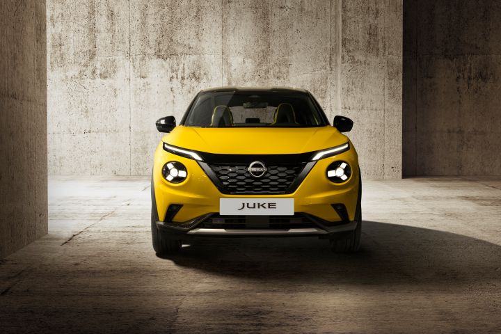 Gelber Nissan Juke Front auf hellem Untergrund vor hellem Hintergrund