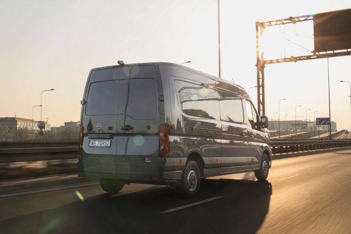 Dynamiczne ujęcie Nissan Interstar LCV w mieście