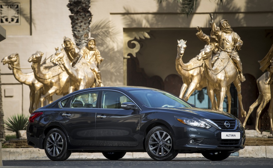 Nissan Altima Scoops ‘Best Mid-Size Sedan’ at MECOTY Awards