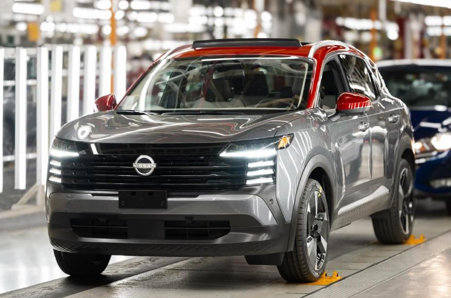 Nuevo Nissan Kicks Bi-tono , gris con rojo, en línea final de producción