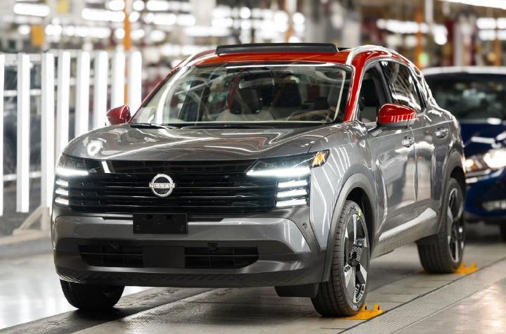 Nuevo Nissan Kicks Bi-tono , gris con rojo, en línea final de producción