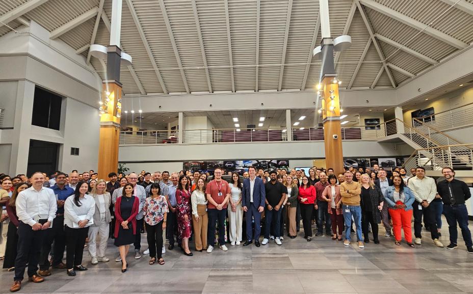 Tous les employés du siège social de Nissan Canada posant ensemble en groupe dans l’atrium