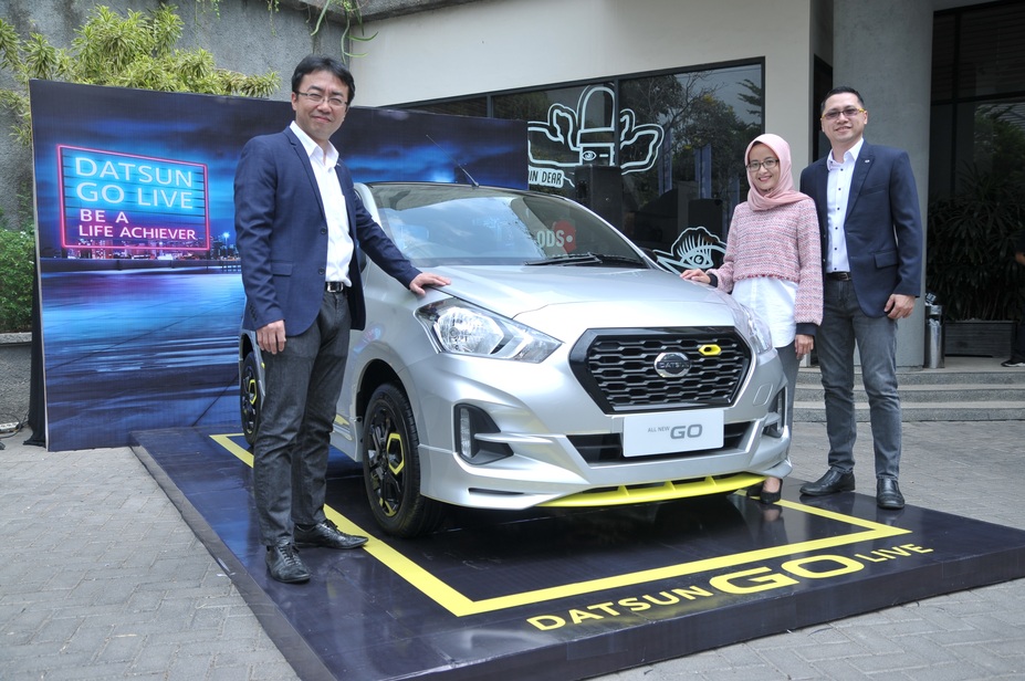 (left to right): Masato Nakamura- Head of Datsun Indonesia, Hana Maharani-Head of Product Communications PT Nissan Motor Indonesia, and Christian Gandawinata-Head of Marketing Datsun Indonesia introducing New Datsun GO-live Special Version   