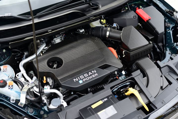 Blick von oben in den Motorraum des Nissan Qashqai mit e‑Power Antrieb