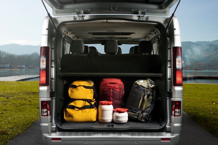 Nissan Primastar com porta traseira aberta e mochilas