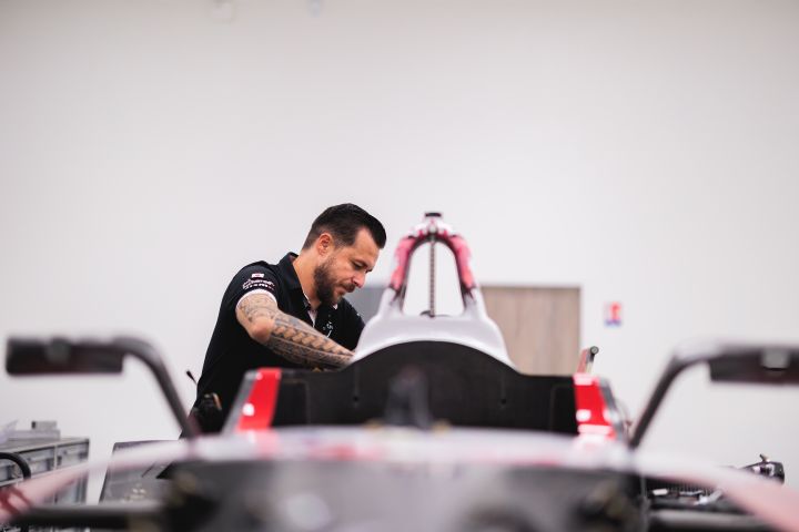 Ein Mechaniker arbeitet am Nissan Formel E Rennauto