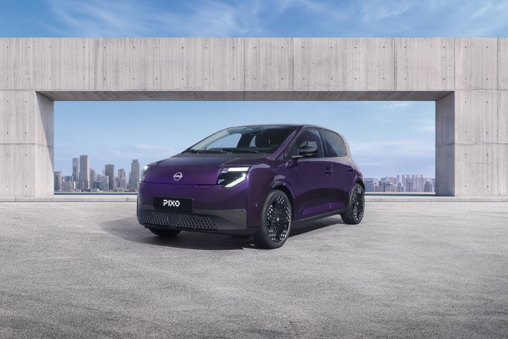 Blad met automotive conceptschetsen van futuristische auto-ontwerpen, gezien van voren, opzij, van achteren en in driekwartaanzicht. Paarse en zwarte voertuigen hebben witte draadmodelcontouren, schaakbordaccenten, aerodynamisch koetswerk, extra grote wielen en opvallende gestileerde belettering op een zwarte achtergrond.