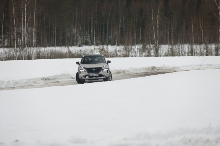 Silberner Nissan X‑Trail e‑Power e‑4ORcE fährt auf Schnee