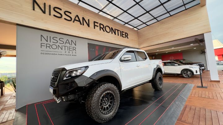 Picape Frontier Agro branca dentro do estande da Nissan