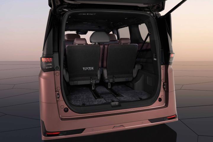 The trunk of a Fuji-dawn-colored Elgrand is open and empty, clearly showing the depth and usability of the storage space.